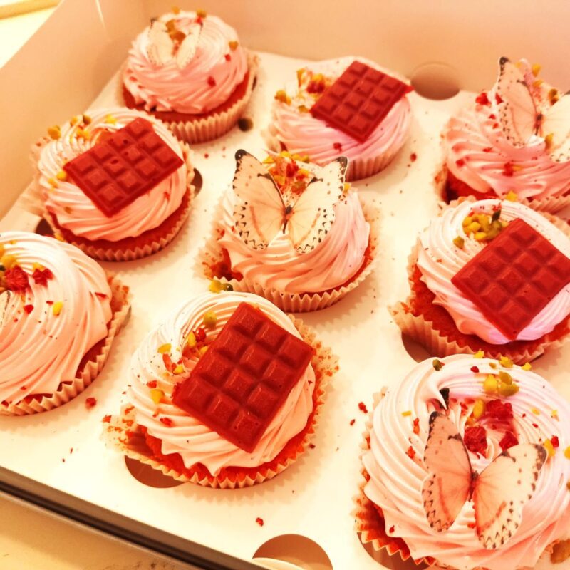 Red Velvet Baiser Cupcakes